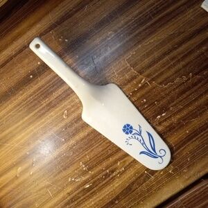 Vintage blue cornflower pie cake server